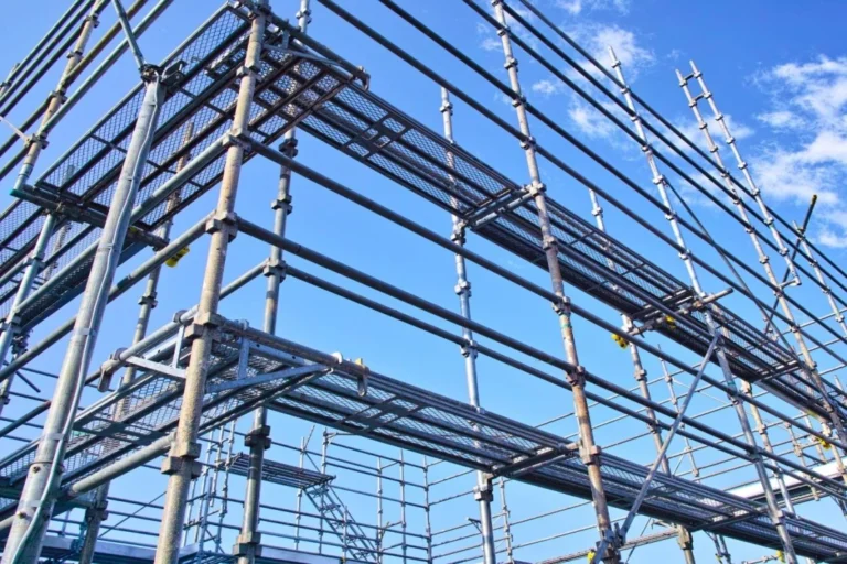 Comment monter un échafaudage façadier ?