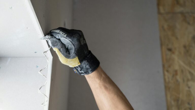 Placo qui bouge quand on appuie dessus : causes et solutions