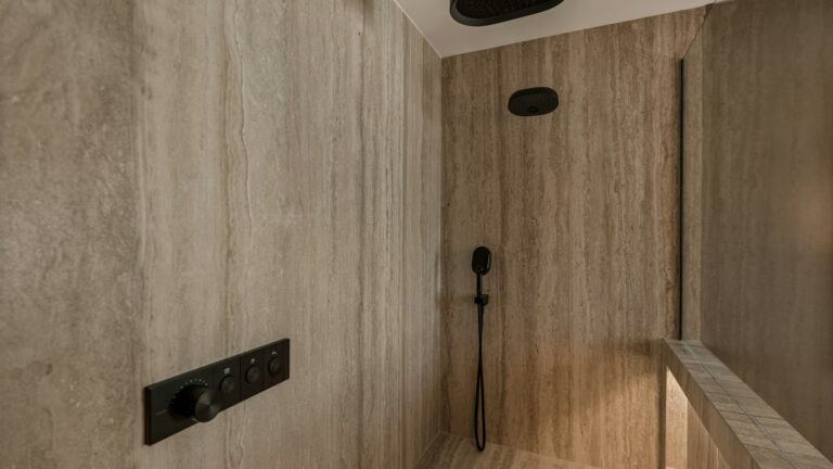 Remontée d’odeur dans une douche à l’italienne : causes et solutions