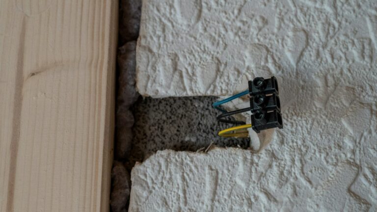 Câble électrique sans gaine dans un mur : risques et solutions