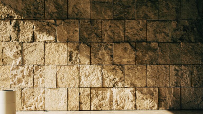 Comment nettoyer efficacement un mur en pierre