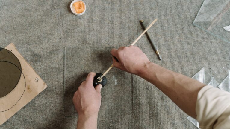 Découpe de verre à domicile : outils, techniques et limites du bricolage