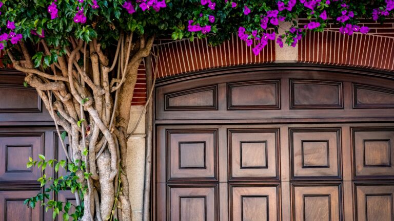 Garage en bois : une solution pratique et esthétique pour votre maison