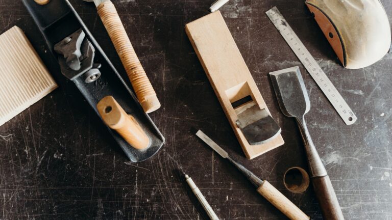 Quels outils acheter pour débuter la sculpture sur bois ?
