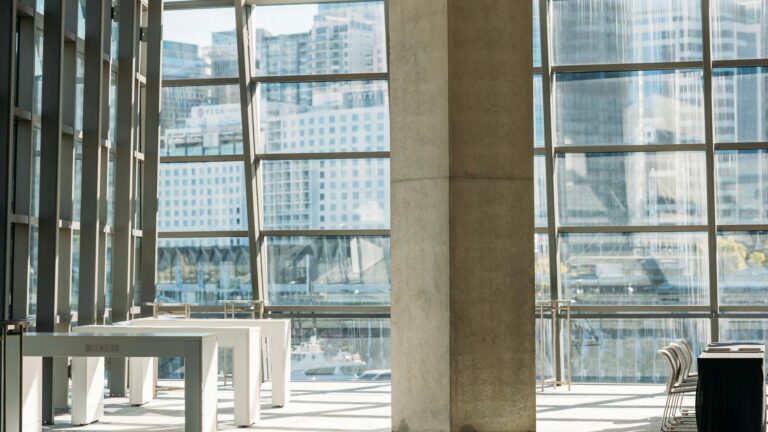 Surchauffe des bureaux vitrés l&rsquo;été : retour d&rsquo;expérience sur les solutions testées