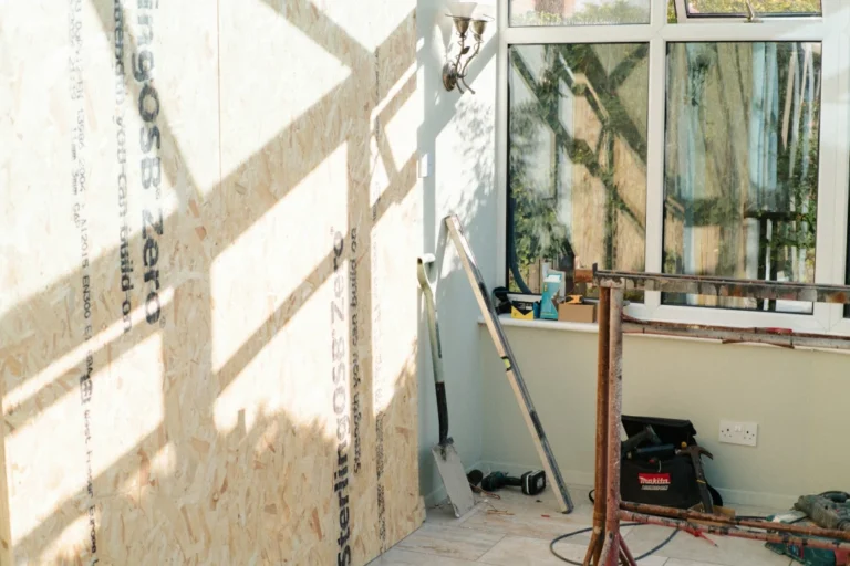 Isoler un mur en pierre par l'intérieur : pourquoi la respiration du bâti change tout (et comment éviter les pathologies)