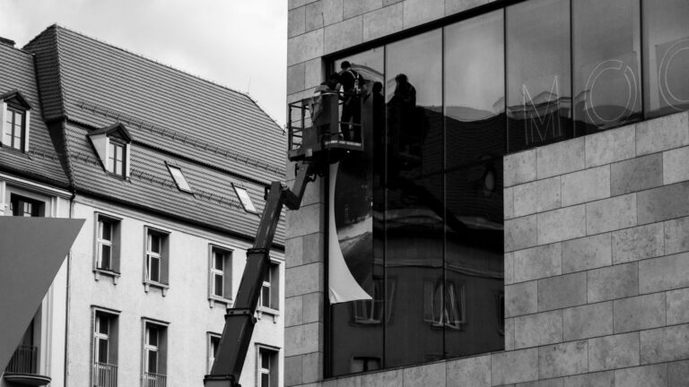 Réglementation et applications du DTU 55.3 pour les façades légères