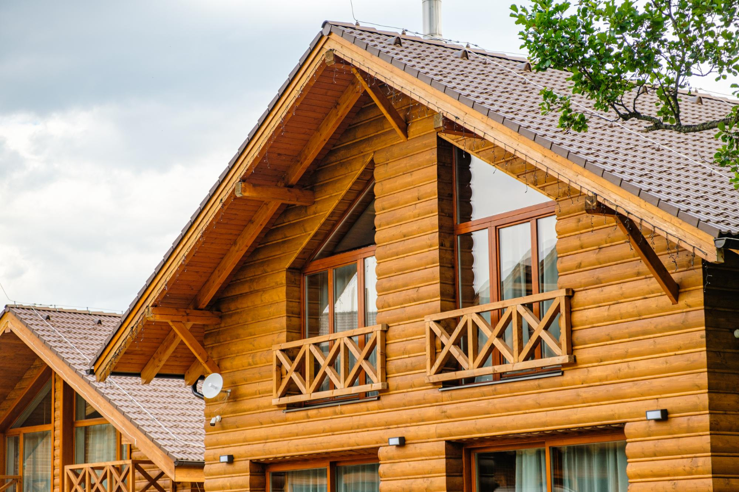Vue à bas angle d'une maison en bois sous un ciel gris