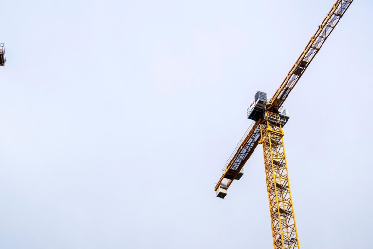 Grue à tour mobile : La solution qui accélère les chantiers en site urbain