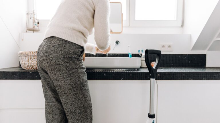 Adapter une salle de bain à la perte d&rsquo;autonomie : contraintes techniques sous-estimées