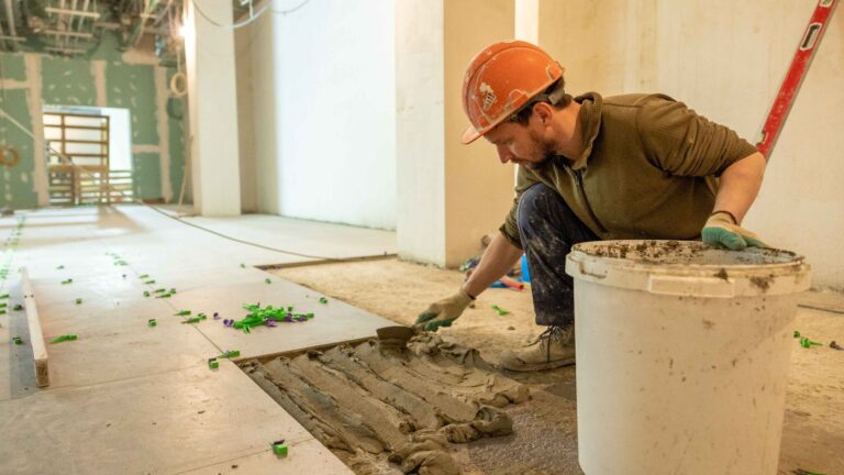 Comprendre la norme DTU 52.10 pour la pose de carrelage intérieur
