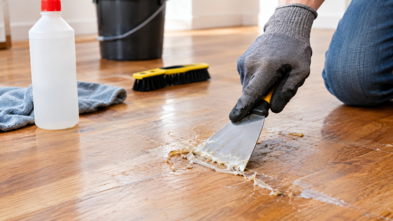 Comment retirer de la colle sur un parquet ?