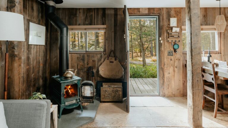 Installer un poêle à bois : quel conduit choisir pour une pose sûre ?