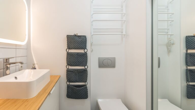Largeur minimale d’un WC : les vraies cotes pour une pièce pratique