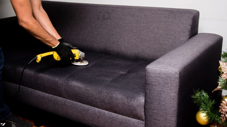 Réparer un trou dans un canapé en tissu : méthode selon les dégâts