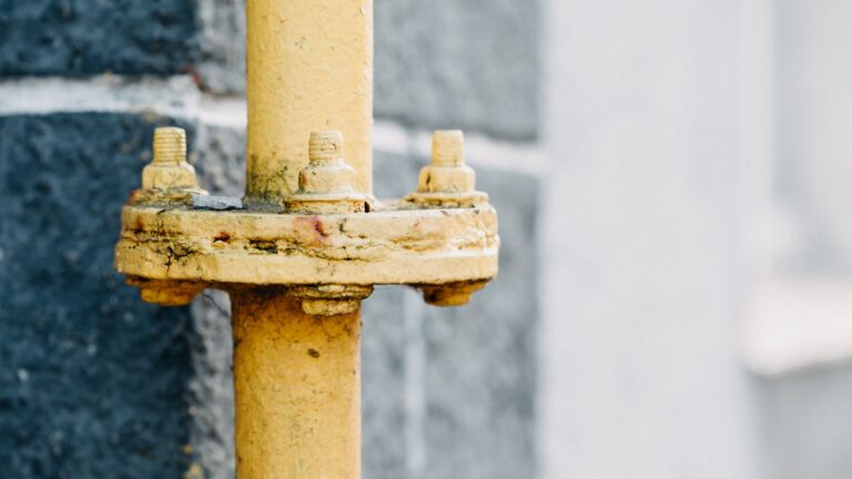 Tuyau de gaz périmé : risques réels et durées de vie