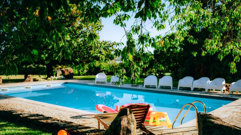 Eau de piscine verte : le remède de grand-mère qui marche